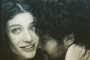 Berrak T&uuml;z&uuml;nata&ccedil; aşkını g&ouml;zler &ouml;n&uuml;ne serdi...