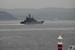 Rus savaş gemisi Boğaz'dan ge&ccedil;ti