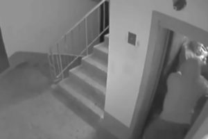 Yaşlı adamı asans&ouml;rde gasp ettiler
