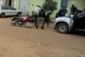 Polisin yumruğu adamı bayılttı