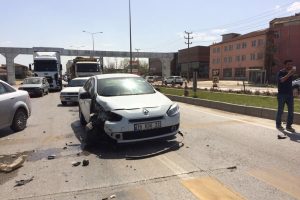Bursa'da kırmızı ışıkta bekleyen ara&ccedil;ların arasına daldı!