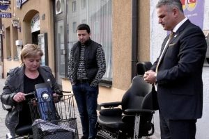 Engelli Azerbaycanlı &ccedil;ifti sevindirdiler