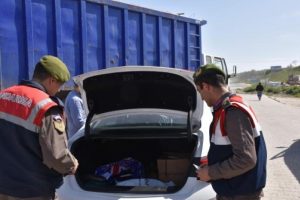 Tekirdağ'da jandarmanın yol uygulamasında 60 kişi yakalandı