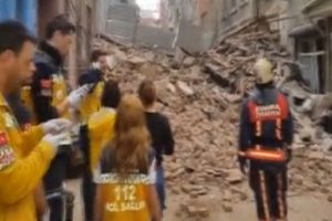 İstanbul Beyoğlu'nda metruk bina &ccedil;&ouml;kt&uuml;!