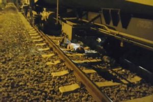 Raylarda yatarken &uuml;st&uuml;nden tren ge&ccedil;ince yaralandı