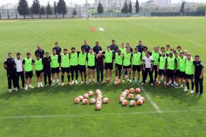 Akhisar Belediyespor, 46. yılını antrenmanda kutladı