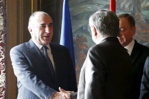 Azeri ve Ermeni dışişleri bakanları Moskova'da tokalaştı