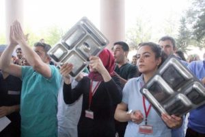 Şanlıurfa'da hastane &ccedil;alışanlarından protesto
