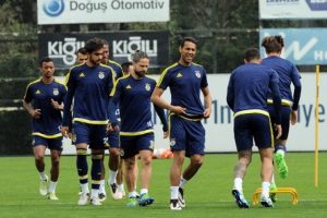 Fenerbah&ccedil;e'de Meireles ve Robin van Persie ayrı &ccedil;alıştı