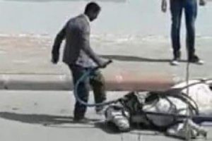 Yere d&uuml;şen atını tekmeleyerek kaldırmaya &ccedil;alıştı!