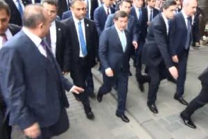 Başbakan Davutoğlu, Sultanahmet'te k&ouml;fte yedi