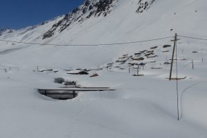 Kavron Yaylası'nda konutlar halen kar altında