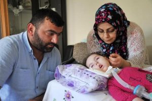 4 yaşındaki Ecrin i&ccedil;in babanın &ccedil;ırpınışı
