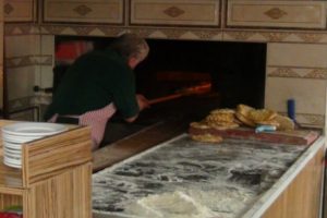 Restoranın bacası tutuşurken pide pişmeye devam etti