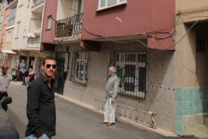 Bursa'da şizofreni hastası gen&ccedil;  bir gen&ccedil; teyzesi ve kuzenini rehin aldı