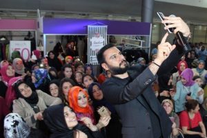 Şarkıcı Alişan Bursa'da selfie &ccedil;ekilmekten şarkı s&ouml;yleyemedi
