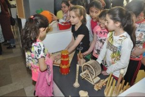 Bursalı &ccedil;ocuklar geleneksel oyuncaklarla tanıştı