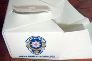 Polisin şekerleme kutusunda esrar &ccedil;ıktı!