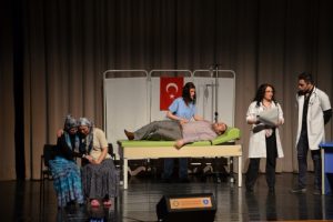 Bursa'da kansere tiyatroyla dikkat &ccedil;ektiler