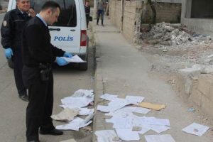 Kaldırımdaki kimlik bilgileri polisi alarma ge&ccedil;irdi