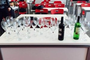 &Uuml;niversitede 'şarap tadım' tartışması istifa getirdi