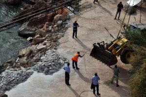 400 tonluk vin&ccedil;le yıkımda arbede: 2 g&ouml;zaltı