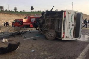 Cenaze aracı ile hafif ticari ara&ccedil; &ccedil;arpıştı: 4 &ouml;l&uuml;, 2 yaralı