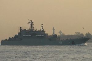 Rus savaş gemisi Boğaz'dan ge&ccedil;ti