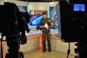 Ana haber b&uuml;ltenini &ouml;zel harekat &uuml;niformasıyla sundu