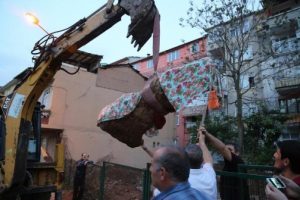Otoparkta yapılan kazıda 2 metrelik başsız kadın heykeli bulundu