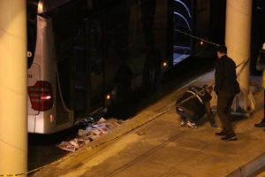 Metrob&uuml;s&uuml;n altında kalan seyyar satıcı hayatını kaybetti