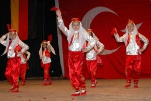 Avrupa'daki &ccedil;ocuklar 23 Nisan'ı heyecanla bekliyor