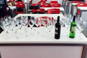 &Uuml;niversitede 'şarap tadım' tartışması istifa getirdi