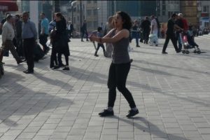 Taksim'de bı&ccedil;aklı kadın paniği