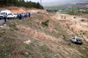 Otomobil şarampole yuvarlandı