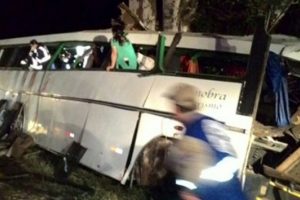 Hırsızlık yapmak i&ccedil;in otob&uuml;se ateş a&ccedil;tılar: 10 &ouml;l&uuml;