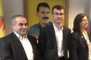 'PYD ofislerinde Apo fotosu var'