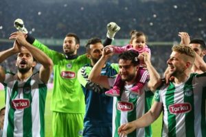 Konyaspor, Fenerbah&ccedil;e'yi yenerek serisini s&uuml;rd&uuml;rd&uuml;