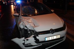 Otomobilin &ccedil;arptığı gen&ccedil; kız hayatını kaybetti