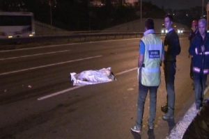 Karşıya ge&ccedil;mek isteyen gen&ccedil; canından oldu