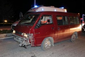 Minib&uuml;sle &ccedil;arpışan motosikletli &ouml;ld&uuml;