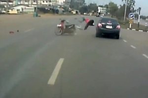 Otomobil motosiklete b&ouml;yle &ccedil;arptı