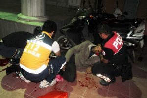 Cami avlusunda tartıştığı arkadaşını &ouml;ld&uuml;rd&uuml;
