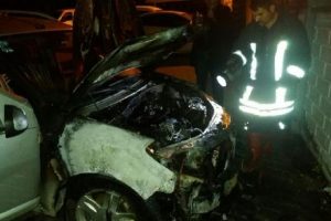 Siverek'te &ouml;ğretmenin otomobili kundanlandı