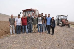 Kom&uuml;nist Partili başkanın g&ouml;nderdiği nohutlar Eskişehir'de tarlaya ekildi