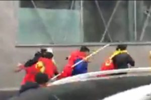 Paris'te g&ouml;steri yapan Azerbaycan vatandaşlarına, PKK flamalarıyla saldırdılar