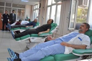 Hastalarına &ouml;nce kan sonra can verdiler