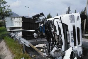 Devrilen TIR'ın şof&ouml;r&uuml; &ouml;ld&uuml;