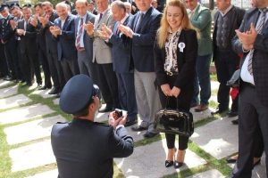 Polis memuru, t&ouml;rende kız arkadaşına evlenme teklif etti