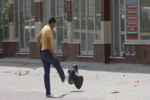 Hayatını hi&ccedil;e sayarak ş&uuml;pheli paketi tekmeledi